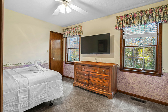 bedroom 2, queen bed