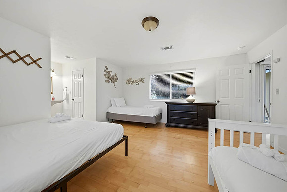 bedroom 1 queen, full and single