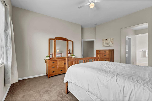 Master bedroom, queen size bed