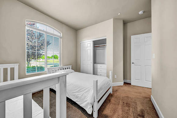 Bedroom 1, 2 single beds