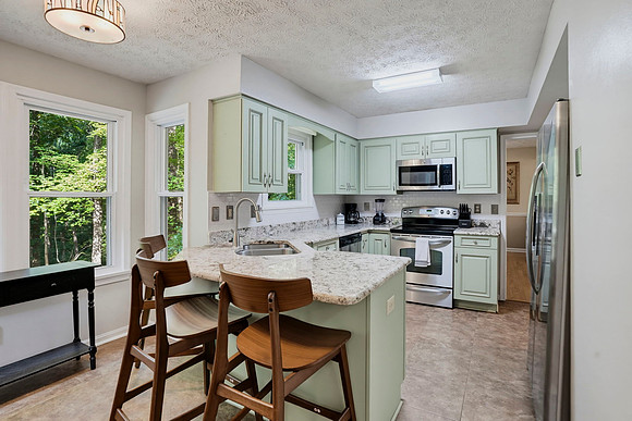 Full kitchen