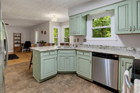 Breakfast bar with seating for 3