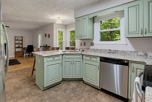 Breakfast bar with seating for 3