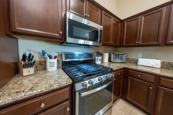 kitchen stove/microwave