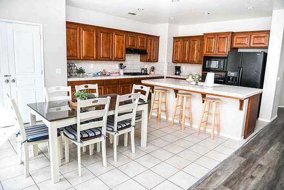 Kitchen/ eat in kitchen table