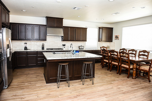 full kitchen with eat in kitchen.